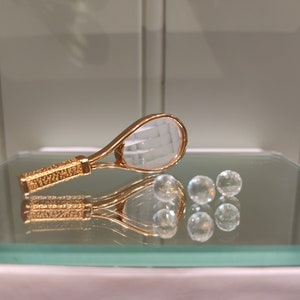 Swarovski Kristallen beeldje - Swarovski Memories Tennisracket met tennisballen - kristallen beeldje - Goud - Gepensioneerd