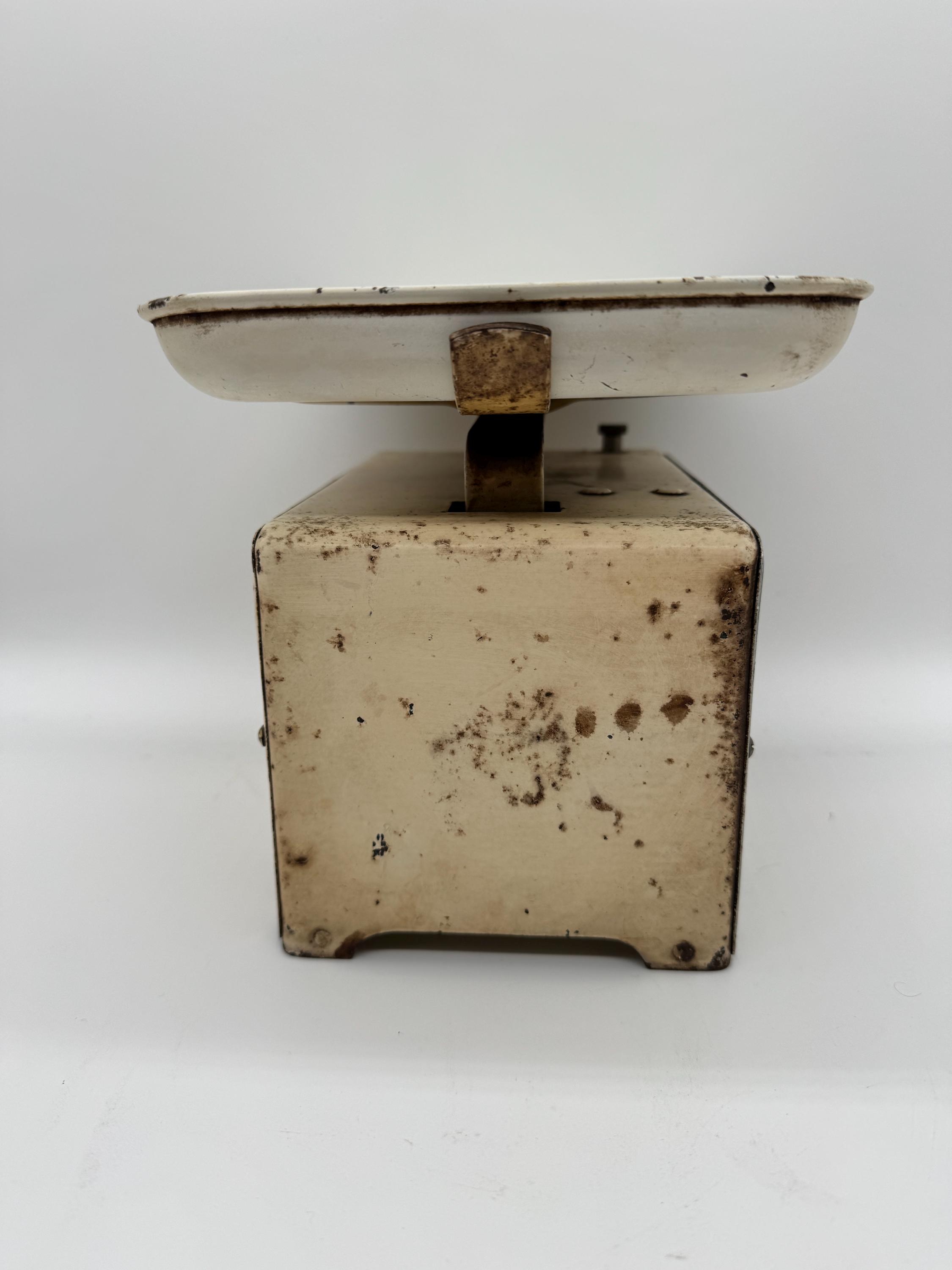Vintage Lysséx Kitchen Scale – Cream Metal, Enamel Tray, Swiss
