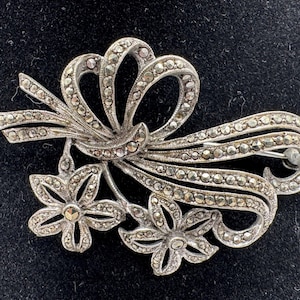 Vintage 800 Silver Bow Brooch with Marcasite Stones – Mid-Century European Jewellery – 9g – Floral Design