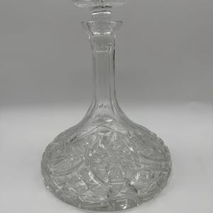 Boho Kristalldekanter mit breiter Basis - 26,5 cm hoch - Starburst & Crosshatch - Mitte des 20.Jahrhunderts - Vintage Dekanter