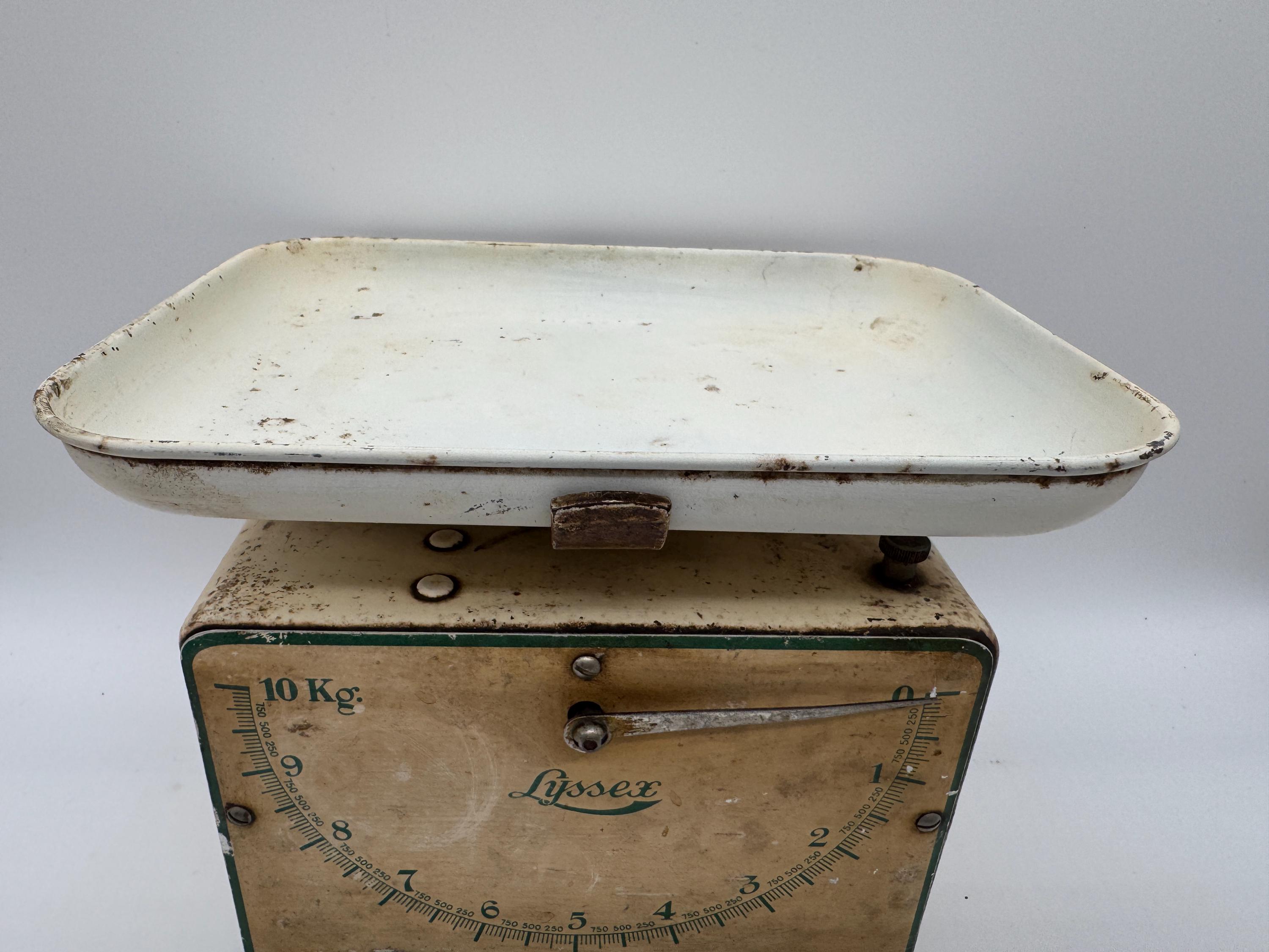 Vintage Lysséx Kitchen Scale – Cream Metal, Enamel Tray, Swiss