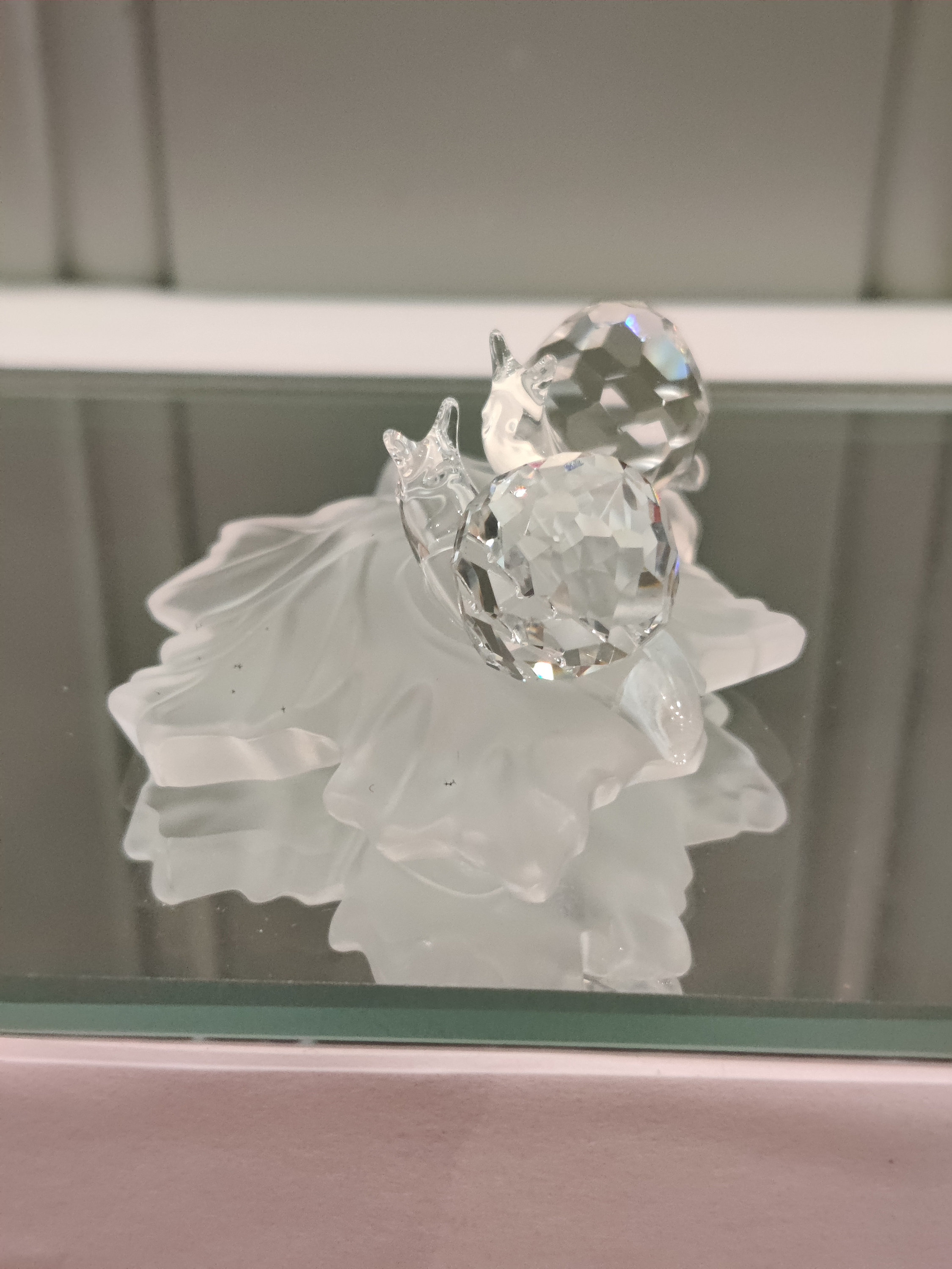 スワロフスキークリスタルのカタツムリの置物：葉の上に透明＆フロスト