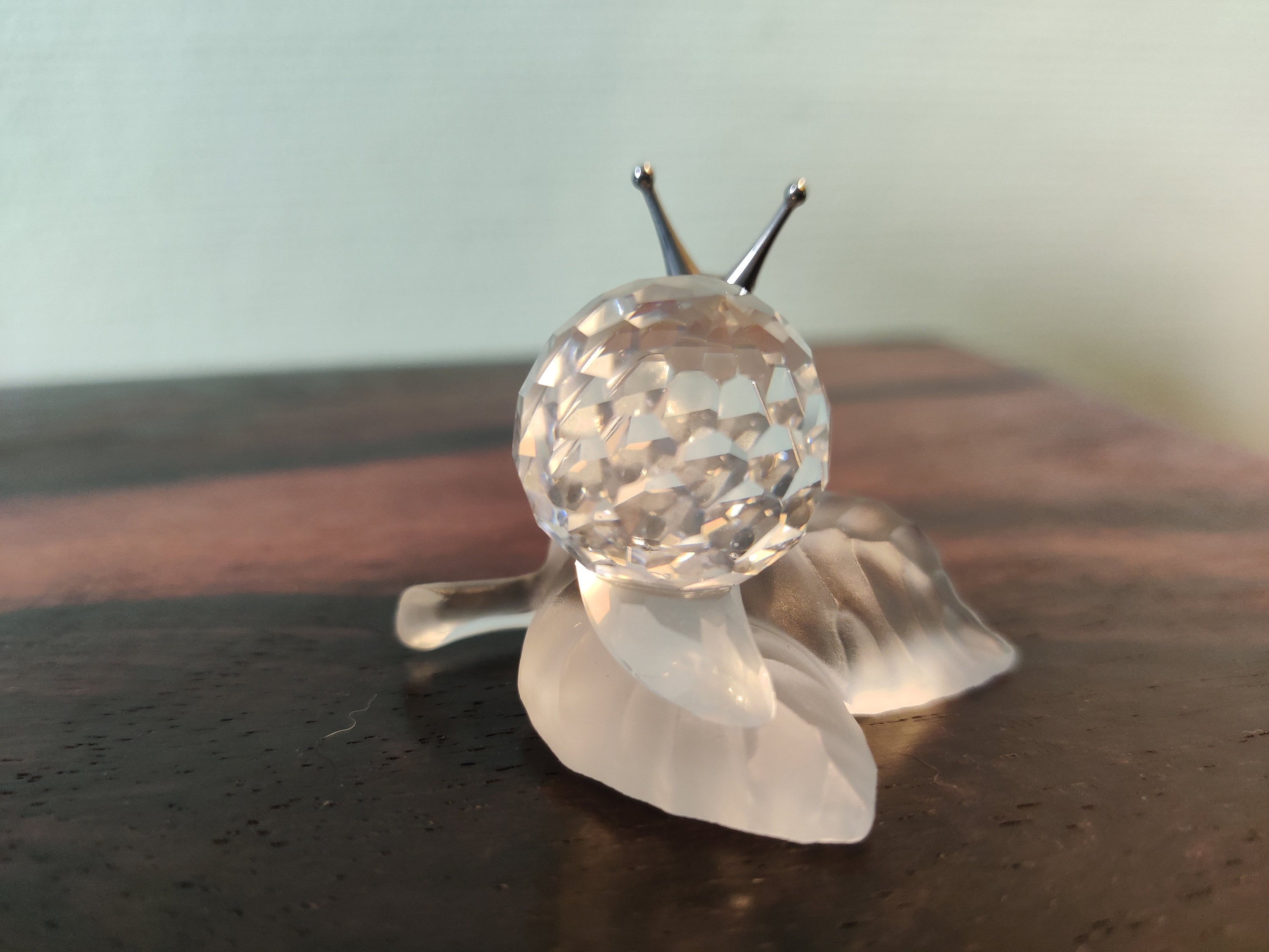 スワロフスキークリスタル カタツムリの置物（葉っぱの上） - 箱入り