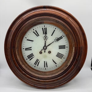 Antique German School Wall Clock – 19th Century – Wooden Case with Pendulum – Ø 42 cm