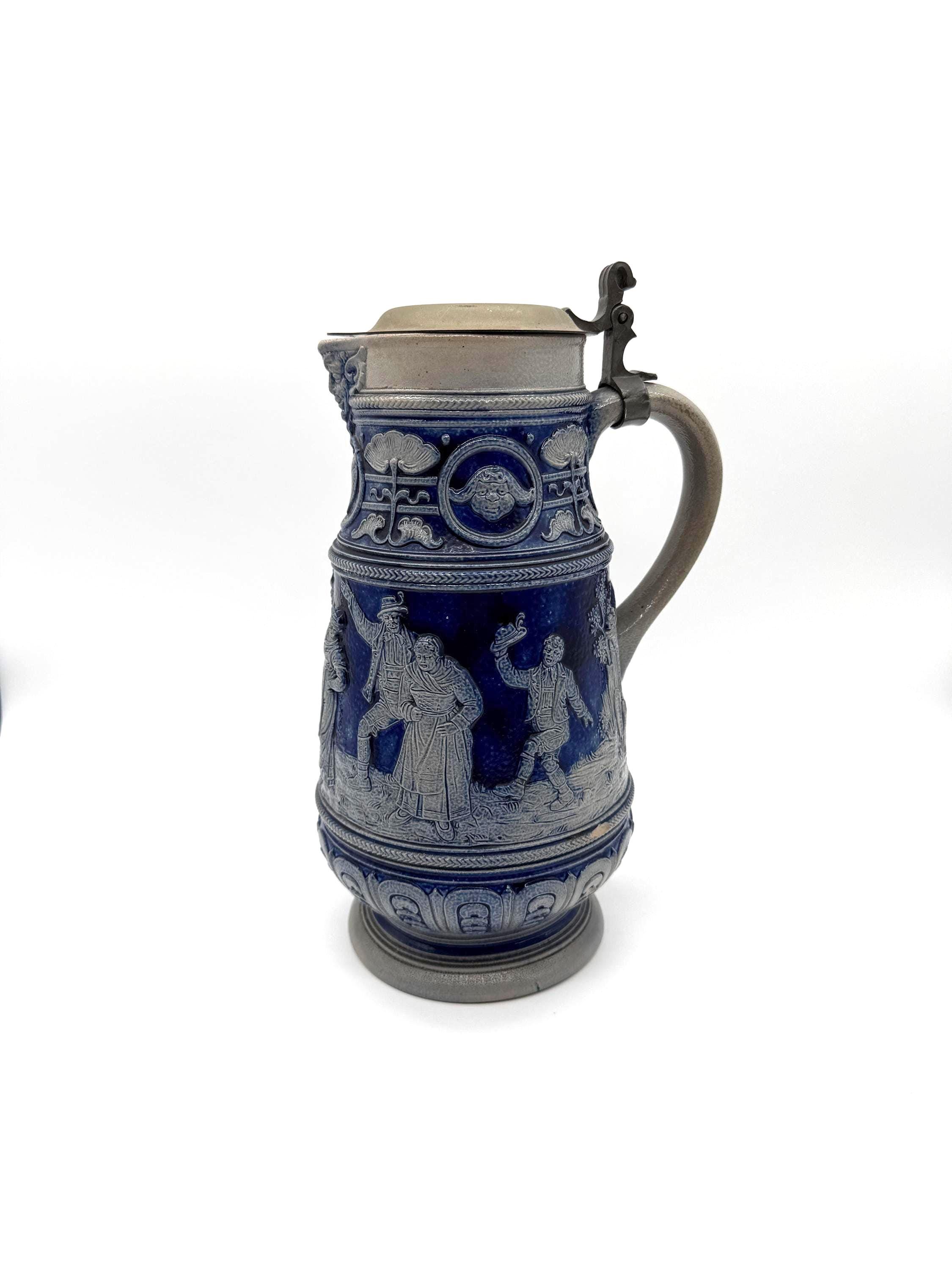 Chope à Bière Vintage Allemagne De L'Ouest - Grès Émaillé Bleu, Scène Taverne, 50cl