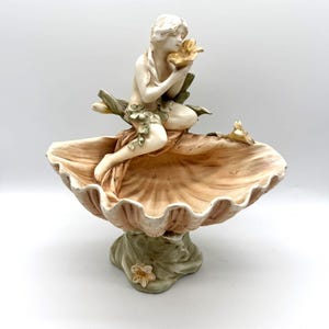 Royal Dux Early Mark Centerpiece – Art Nouveau Porcelain Figurine Dish – Girl with Flower, Shell Form – ca. 1900 – 29 x 25 cm