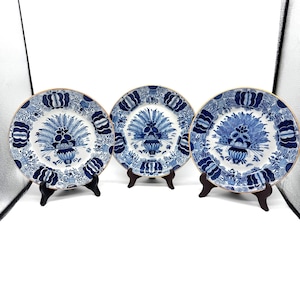 Set of 3 Antique Delft Blue “Pauwstaart” Plates – De Porceleyne Clauw Mark – Late 18th/early 19th Century Dutch Faience – 23 cm