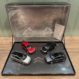 Citroën C4 miniatuur garagevitrine - Citroën C4-versies presentatiedisplay 1/43