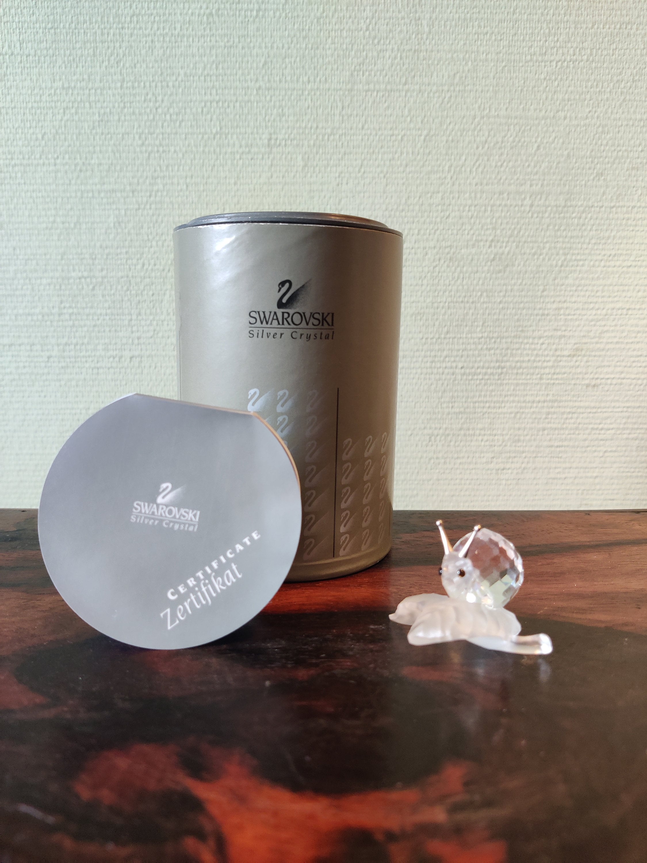 スワロフスキークリスタル カタツムリの置物（葉っぱの上） - 箱入り