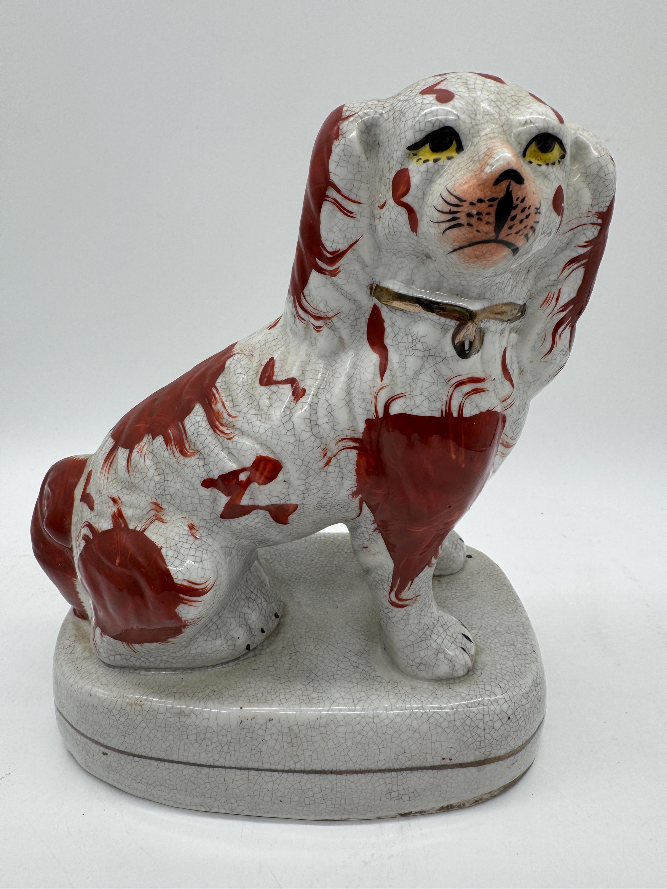 アンティークのスタッフォードシャー・スパニエル犬の置物：手描きの