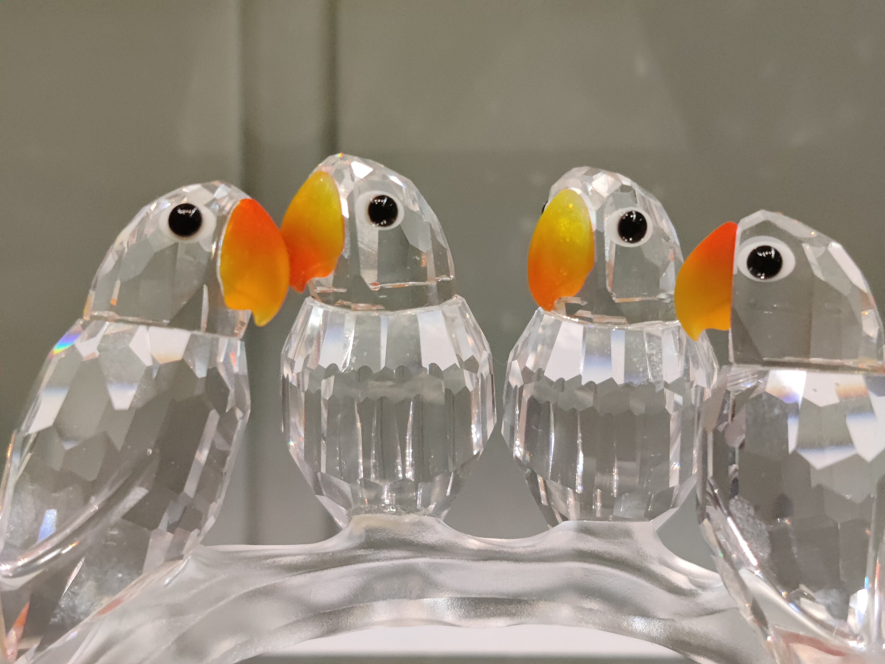 スワロフスキー・クリスタル製、枝にとまる赤ちゃんインコの置物