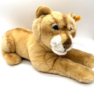 Steiff Lion Barry 103032 – Large Plush Lying Lion with Button, Tags & Label – Germany – ca. 45 cm – Collectible Soft Toy