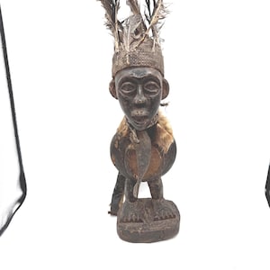 African Ritual Power Figure with Feathers and Animal Hide – 53 cm – Ethnographic Statue with Insect Damage (Freezing Treated)