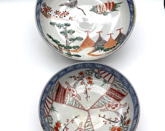 Antieke Japanse Imari-kommen: handgeschilderde porseleinen set kraanvogels en bloemen