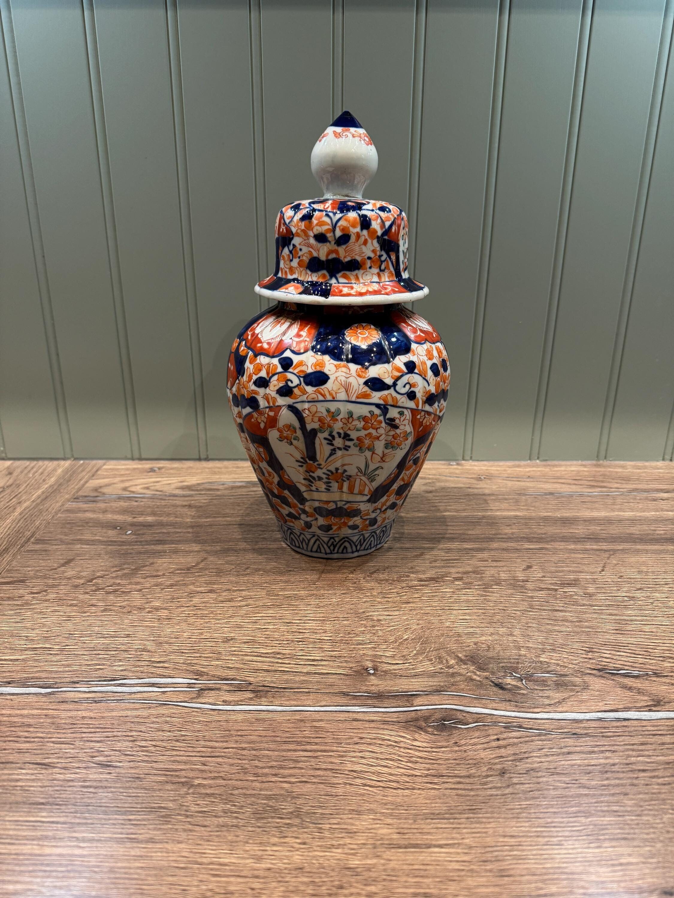 19世紀中国製 伊万里焼 蓋付き花瓶：コバルトブルーと赤錆色の花模様
