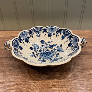 De Porceleyne Fles - Plato para dulces de loza azul de Delft y blanca - diseño floral - hermosas asas retorcidas