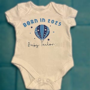 Geburtsjahr 2025, kurze Ärmel, Baby wächst mit, Neugeborenen personalisiert, Geburtsanzeige, Geburtsanzeige, Mutterschaftsgeschenk