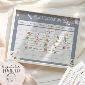 Puede incluir: Un horario escolar azul claro enmarcado con el texto "MEIN STUNDENPLAN" y las materias diarias. El diseño incluye ilustraciones temáticas espaciales como cohetes y astronautas. El texto "Digitaler DOWNLOAD" también es visible.