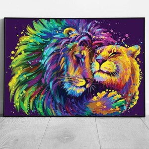 Stampa artistica da parete digitale con leone e leonessa che si abbracciano e si abbracciano, con cornice in carta, raffigurante una fauna selvatica colorata.