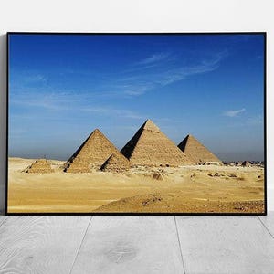 Cieli azzurri sopra le grandi piramidi di Giza, Egitto. Stampa artistica da parete egiziana pronta da appendere. Stampa con cornice.