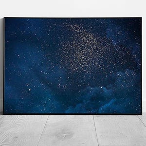 Stampa artistica da parete con cielo notturno, stelle dorate, design astratto blu navy nuvoloso, decorazione spaziale incorniciata