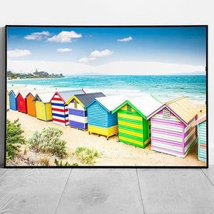 Cabines de plage vibrantes de Melbourne : impression encadrée de scènes côtières australiennes - décoration d'art murale colorée