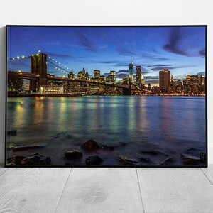 Cieli azzurri sopra New York City al tramonto con il ponte di Brooklyn, stampa artistica da parete, immagine incorniciata
