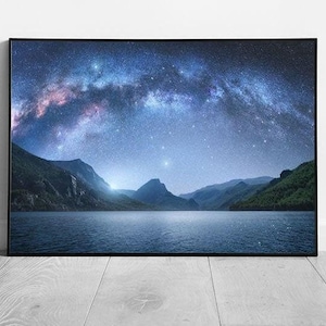 Stampa artistica da parete con cielo notturno della Via Lattea, decorazione con paesaggio di montagna e lago incorniciato