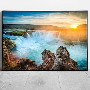 Splendida cascata islandese Godafoss al tramonto, stampa artistica da parete su carta con cornice.