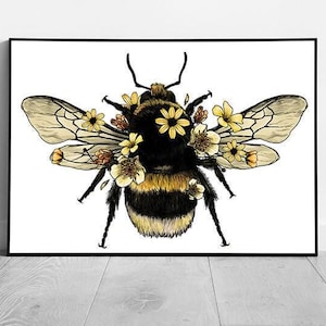 Arte botanica incorniciata: illustrazione dettagliata di un soffice bombo con fiori gialli, stampa murale