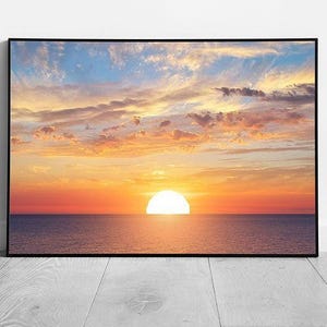 Stampa artistica da parete con fotografia di tramonto sul mare sereno e cielo caldo