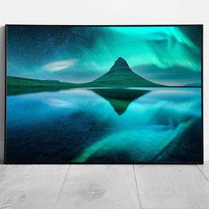 Stampa artistica da parete con fotografia notturna dell'aurora boreale sul vulcano Kikjufell in Islanda, su carta, con cornice.