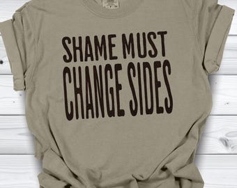 Maglietta Shame Must Change Sides, maglietta grafica attivista femminista, maglietta per la giustizia sociale