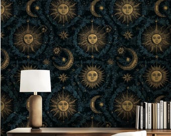 Puede incluir: Un papel tapiz azul oscuro con un patrón repetitivo de soles dorados y lunas crecientes con estrellas. Un escritorio de madera con una lámpara blanca, una silla blanca y una pila de libros se apoya contra la pared. Un contenedor de almacenamiento está bajo el escritorio.