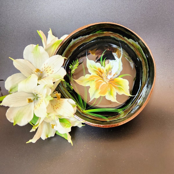 Coconut Lacquer Bowl/ Coconut Shell Bowl with Lacquer Painting