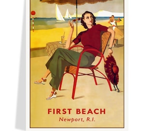 Może przedstawiać: Plakat podróżniczy w stylu vintage przedstawiający First Beach w Newport, R.I. z osobą w bordowej koszuli i zielonych spodniach siedzącą na czerwonym krześle pod pasiastym parasolem. Kapelusz z szerokim rondem wisi na krześle, w oddali widać żaglówki.