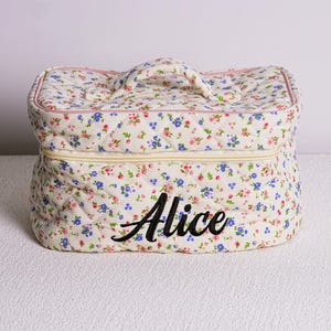 カスタムフローラルメイクアップバッグ、名前入り刺繍コスメポーチ、パーソナライズされた大容量トイレタリーオーガナイザー、旅行用トイレタリーバッグ