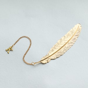 Marcapáginas con colgante de letra inicial personalizado, pluma, dorado y plateado, regalo de graduación para compañeros de clase, regalo de cumpleaños para mujeres y hombres.