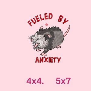 Peut inclure: Texte rouge sur fond rose : « Fueled by » avec un opossum de dessin animé au milieu et « Anxiety » en dessous. Le texte « 4x4. 5x7 » est en violet en bas.