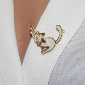 Niedliche Katzen Brosche, Weiß und Gold Emaille Kitty Anstecknadel, Spaß Tier Schmuck Geschenk für Katzenliebhaber