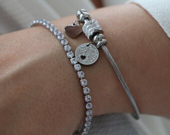 Heart Detail Thin Bracelet with Manyetik Closure Made of  Silver plated Stainless steel
