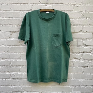 Camiseta vintage de bolsillo verde descolorido de los años 70