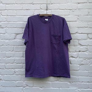 Camiseta vintage de color morado descolorido con bolsillo XL