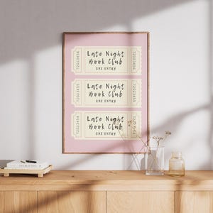 Late Night Book Club Ticket Druck Rosa Schlafzimmer Retro Creme Ästhetik Buchliebhaber Wandkunst Vintage Preppy Trendy Wohnkultur Physischer Druck