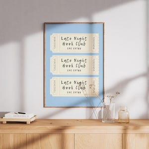 Late Night Book Club Ticket Druck Blau Schlafzimmer Retro Creme Ästhetik Buchliebhaber Wandkunst Vintage Preppy Trendy Wohnkultur Physischer Druck