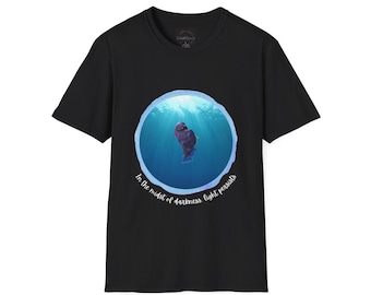 Camiseta unisex Black Seadevil Anglerfish, camiseta de criatura marina, camiseta de animal de aguas profundas, top gráfico de pez pescador, luz por primera vez,