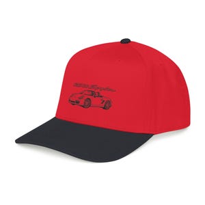 Puede incluir: Gorra de béisbol roja con visera negra. La gorra presenta un gráfico negro de un coche y el texto "RS 60 Spyder" en negro.