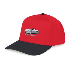 Puede incluir: Gorra de béisbol roja con visera negra. La gorra presenta un gráfico de un coche descapotable plateado con el texto "RS60 Spyder" en blanco.