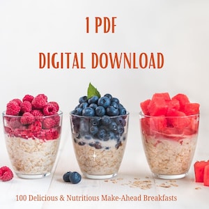 Puede incluir: Tres frascos de vidrio llenos de avena, leche y fruta. Los frascos están dispuestos en una fila sobre una superficie de madera blanca. La fruta en los frascos son frambuesas, arándanos y sandía. El texto "1 PDF DESCARGA DIGITAL" está en la parte superior de la imagen. El texto "100 desayunos deliciosos y nutritivos para preparar con anticipación" está en la parte inferior de la imagen.