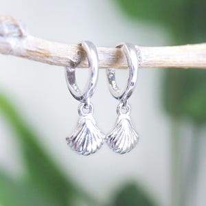 Boucles d'oreilles petits coquillages, Huggies coquillage en argent sterling 925, Bijoux côtiers minimalistes, Boucles d'oreilles de mariage sur la plage, Cadeau pour les amoureux de l'océan